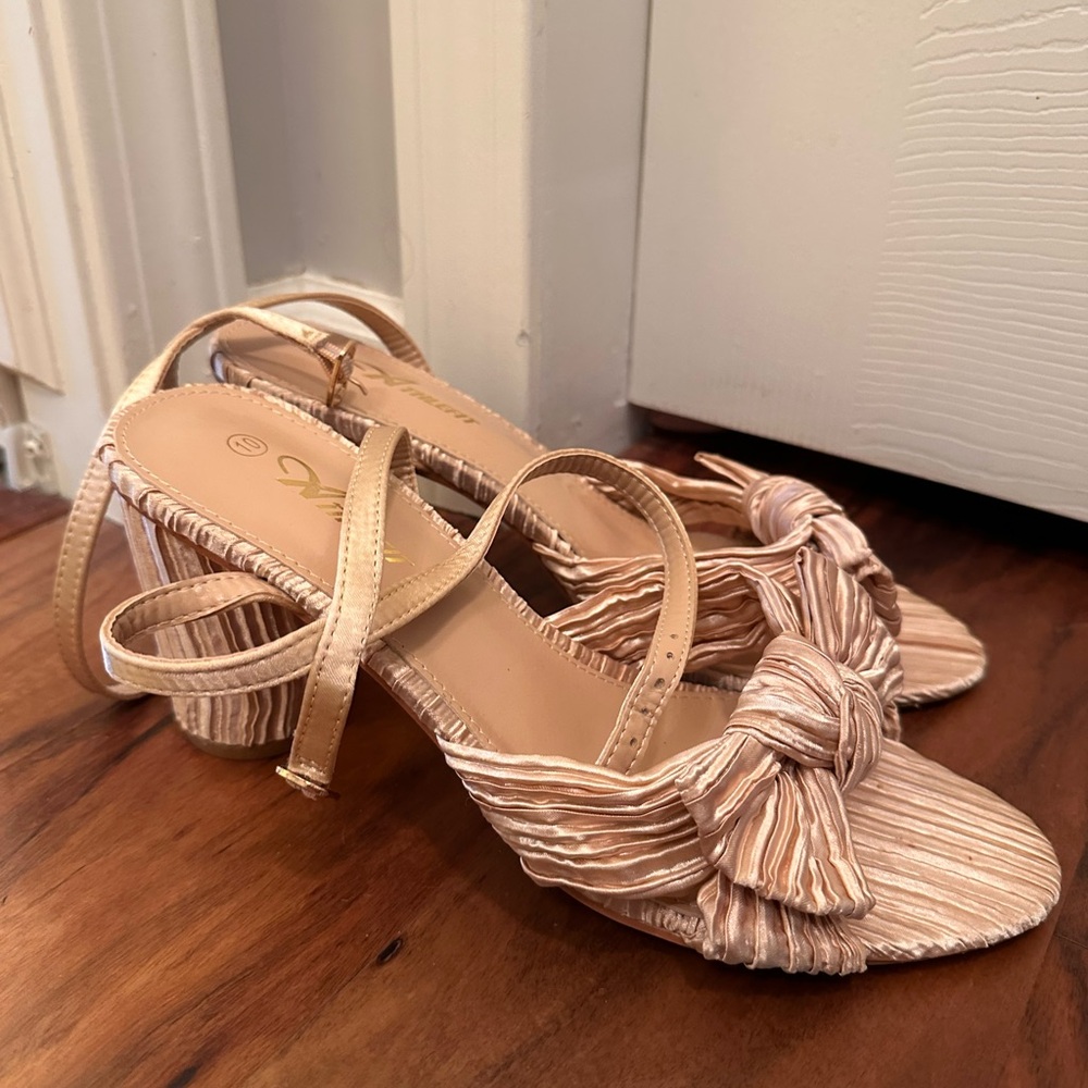 Elegant Gold Strappy Heels with Bow Accent